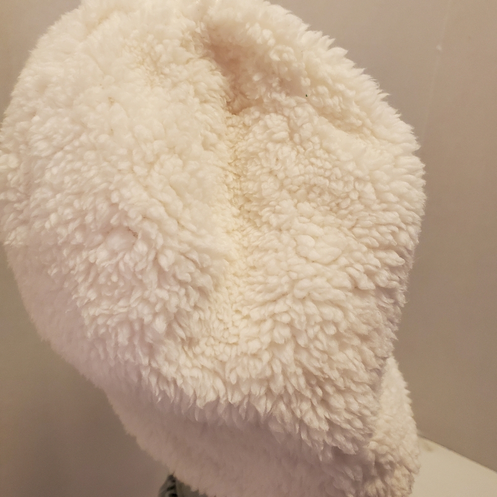White Faux Fur Hat - Picture 2 of 6